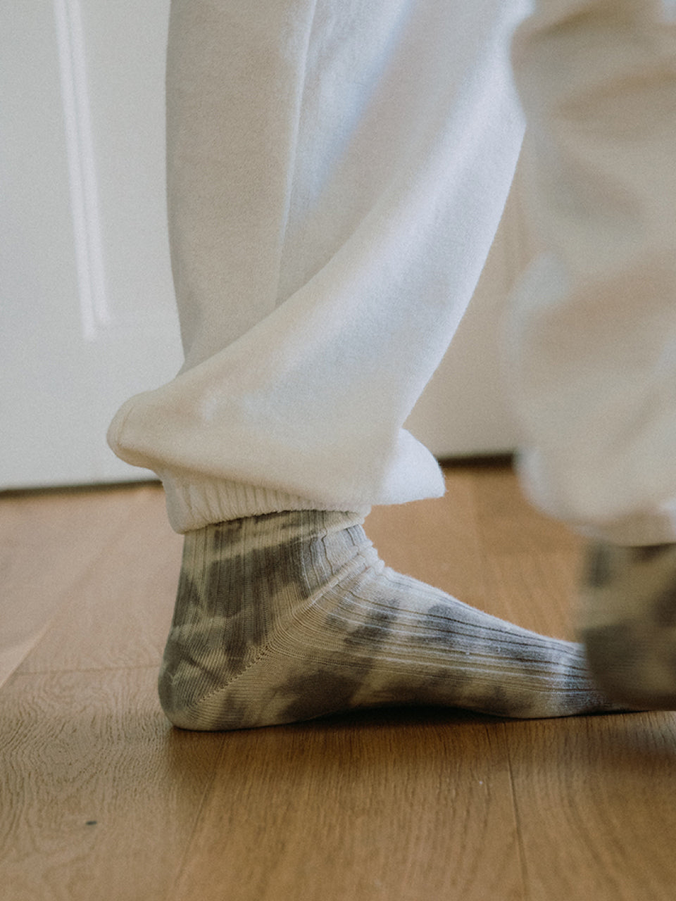 Plants tie-dye socks in gray