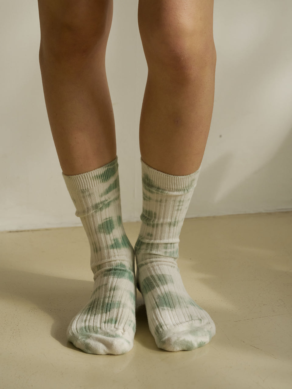 Plants tie-dye socks in green