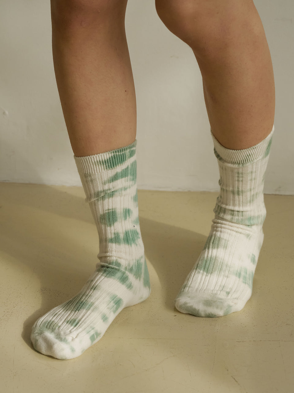 Plants tie-dye socks in green